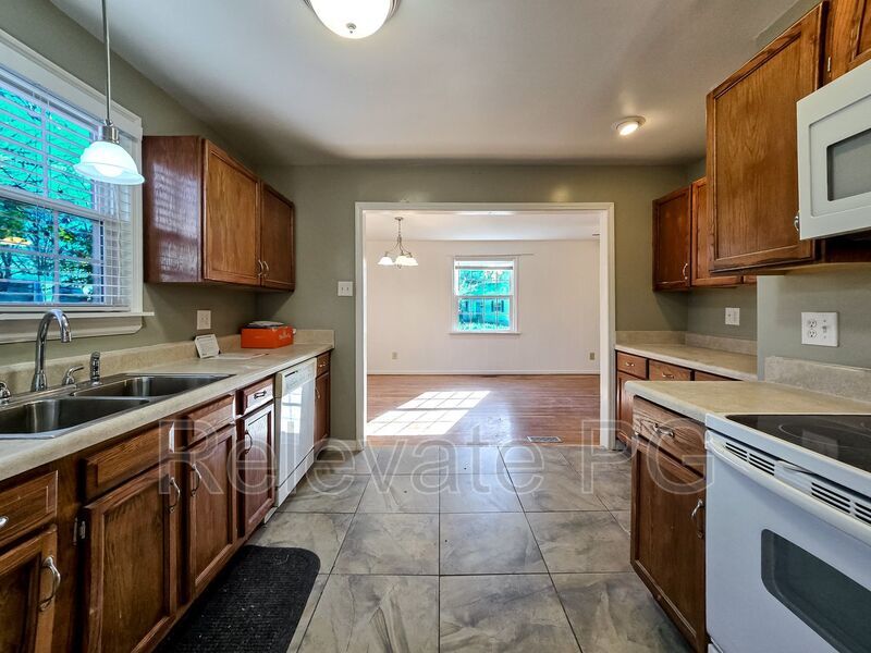 Comfortable living in a quiet convenient location! property image